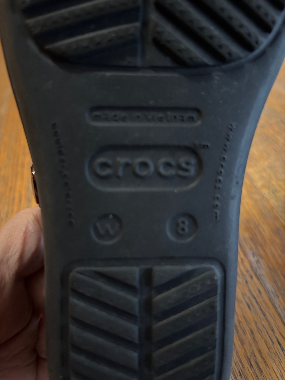 CROCS Sanrah Embellished Hammered Circle Wedge Flip Flop Sandals Black Gold 8 - Picture 2 of 13